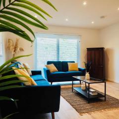 Spacious 3 bedroom Home w Parking in Farnborough