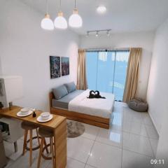 Sky Trees 2 Guests AEON Nflix Balcony Pool B4