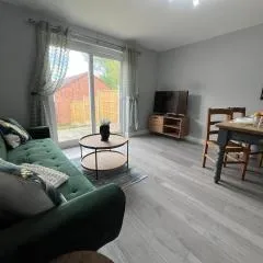 Welcoming House - Walking distance to Town Centre - Sleeps 5 - Free Parking, Self-Check-In, Fast WiFi and Smart TV by Yoko Property