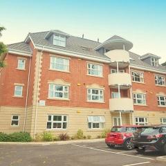 2 bed apartment, walk to beach, parking, high speed wifi