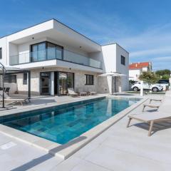 Prestige Villa COMPADRE Luxury Retreat in Mandre, Heated Pool, 4 Bedrooms, Seaside Comfort, NEW!