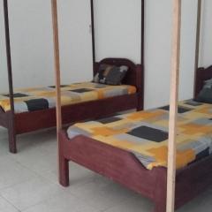 Losmen katiet beach front, lances right surf camp peter Homestay