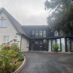 Spacious 5-Bed House - Garden Parking & Bbq