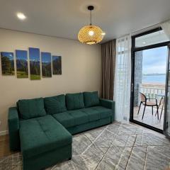 Двухкомнатная квартира с видом на озеро в Chaika Resort