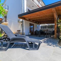 Bezauberndes Apartment nur 450 Meter zum Strand mit Aussendusche, Liegen, Meerblick