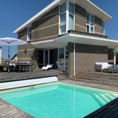 Heerlijke villa met zwembad en sauna bij het strand