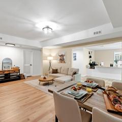 Modern Escape, Pool, Golf, Game Room, Gym, 10min Lake & Downtown