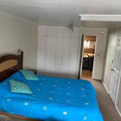 Habitación amplia con cama de dos plazas mas una cama individual y amplio baño exclusivo