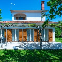 3 Bedroom Cozy Home In Zminj