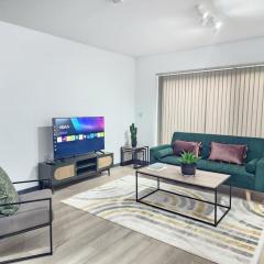 Elegant 2-Bed Apartment with AC, Sleeps 5, Private Garden, Free Parking, Netflix, WiFi, New build