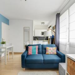 Quiet studio between train stations and the Opera.