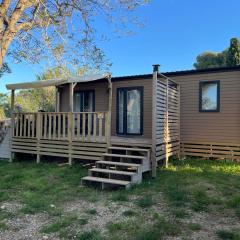 mobil-home 3 chambres calme et tout équipé à carry-le-rouet proche piscine avec toboggans pataugeoire et animations peu de vis à vis terrasse barbecue paddle bodyboards accès libre aux activités du camping lou soulei commerces et plage à proximité