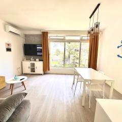 Beach Apartment - 50m from the Beach with Free Parking