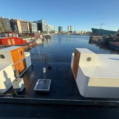 Houseboat-Amsterdam-Classic