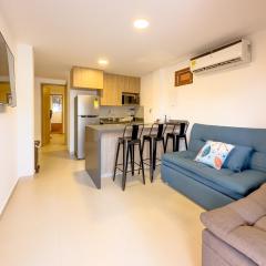 Cómodo estudio con AC en frente de una cancha