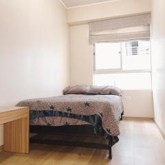 Acogedora habitación privada frente al metro