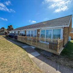 Lovely 5 Berth Bungalow At Waterside Village Park In Corton Ref 14006W