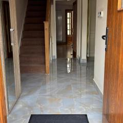 Dundridge Home - Morden Urban Living - Sleeps up to 9 guests & private parking for 2 vehicles