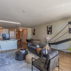 Luxury 1BR DT HighRise, Pool, Gym, Parking, W-D, Golf
