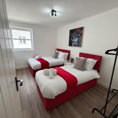 3 Bed Flat - Sleeps 8 - Parking - Wifi
