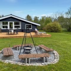 4 Bedroom Cozy Home In Hals