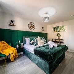 Luxurious & Spacious 3-BR Free Parking Balcony