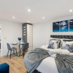 Charming Garden Outhouse Stylish Tiny Stay