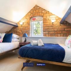 Pet Friendly Cottage By KBS Stayhub Short Lets & Serviced Accommodation Stonehouse With Log Fire, Parking
