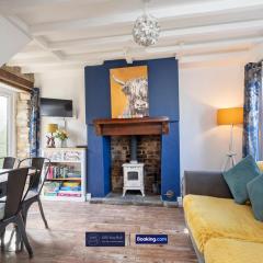 Charming 2-BR Cottage in Stonehouse with Courtyard Garden and Log Fire