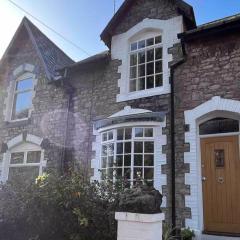 Charming 3-Bed Cottage - Private Garden & Parking