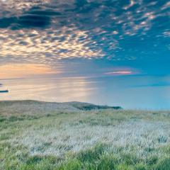 Mignon et cosy à côté de la mer