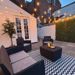 Lethbridge Villa 49 3-bedroom Apartment with Garden, Fibre WiFi, free parking, sleeps 6