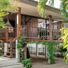 Boutique Beach Cottage - Steps to Beach