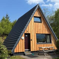 1 Bedroom Cabin with Mountain & Loch Views - Quiet Location between Glencoe & Ben Nevis
