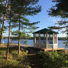 Island Retreat at waters edge Boat&Motor Included