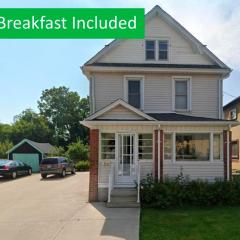 Ultra Close to Clifton Hill and the Falls & Wonderful Free Breakfast Delivered Daily
