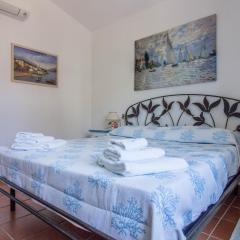 GuestHost - Seaside Apartment with Parking