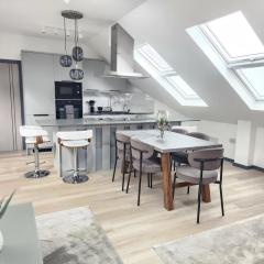 Luxury large 3-Bed Apartment with AC, Sleeps 8, Free Parking, Netflix, WiFi,120sqm size