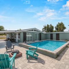 Relaxing modest bungalow- Mins to Beach - Pool - Yard