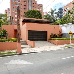 5BR Poblado Villa close to Lleras Jacuzzi Cinema AC
