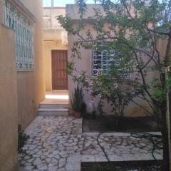 petite maisonnette avec garage et jardin