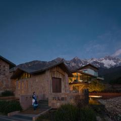 Lijiang Snow Mountain stone house