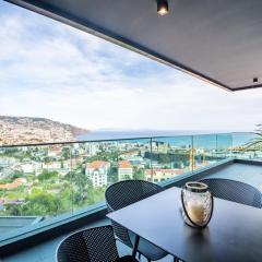 Panoramic Bay and Sea Views - Luxury 3-Bed Flat