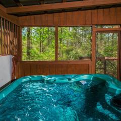 Cozy, secluded 2BR cabin with hot tub & pool table only 1 mile from PF parkway!