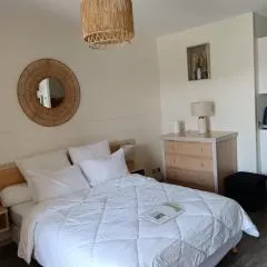 Agréable studio climatisé, avec parking, piscine et vue