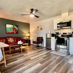 1BR Holiday Apt w Full Kitchen Queen Bed #20A