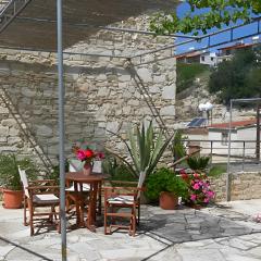 Cozy Courtyard Apartment