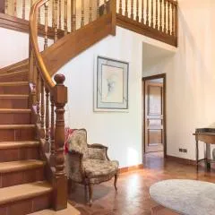 Spacious 150 sqm Home in a Natural Setting with Easy Access & Private Courtyard Parking - Balcony, Fire Pit, Ping-Pong, and Relaxing Outdoor Amenities
