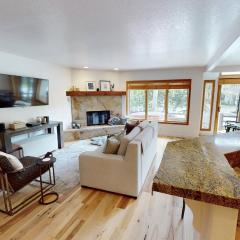 2480 Escape to the Lakes at Deer Valley! Private Hot Tub Oasis-Close to the Slopes! Free Skier Shuttle to Deer Valley! by SkyRun