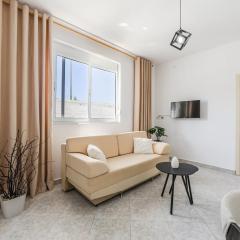 Modern Home with Wifi and Beach Access Golem